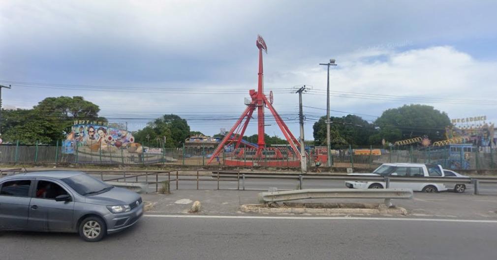 Parque de diversões na Washington Soares.