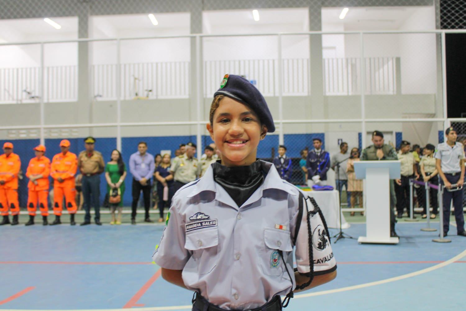 Foto de Amanda Sales com a farda do Colégio Militar, em uma cerimônia.
