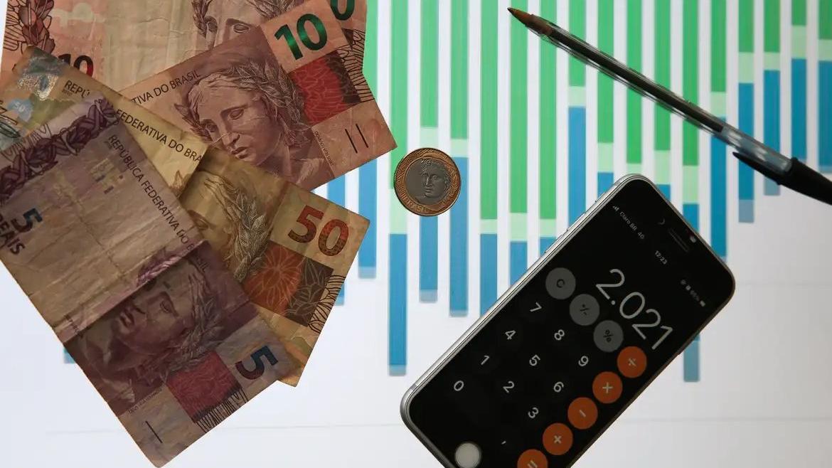 Foto de dinheiro e calculadora.