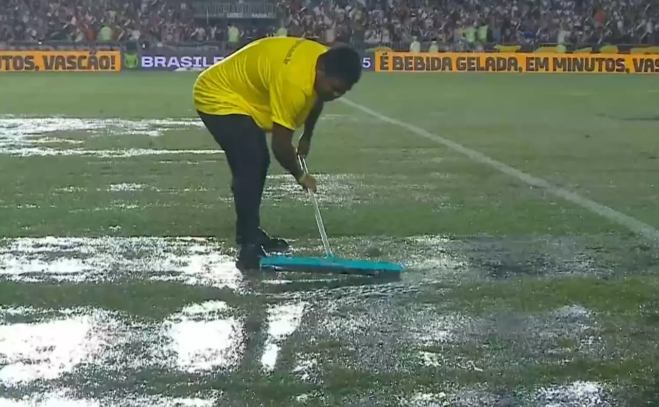 Gramado São Januário encharcado