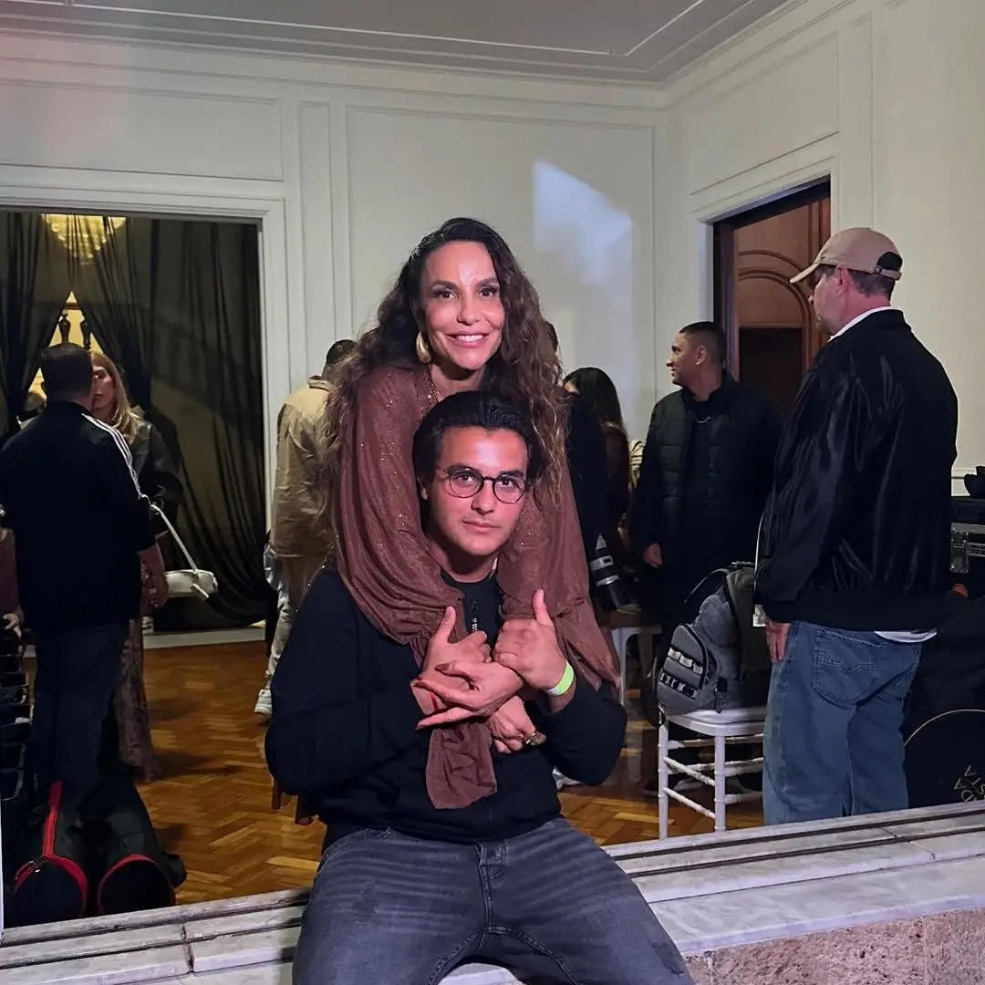 Imagem mostra Ivete e Marcelo abraçados. Ela com as mãos por sobre o pescoço do filho.