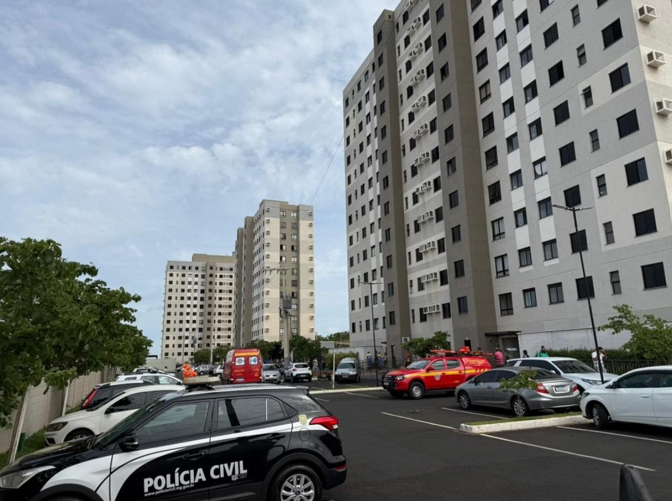 Imagem de prédio em Minas Gerais com viaturas do Corpo de Bombeiros após queda de criança de 5 anos.