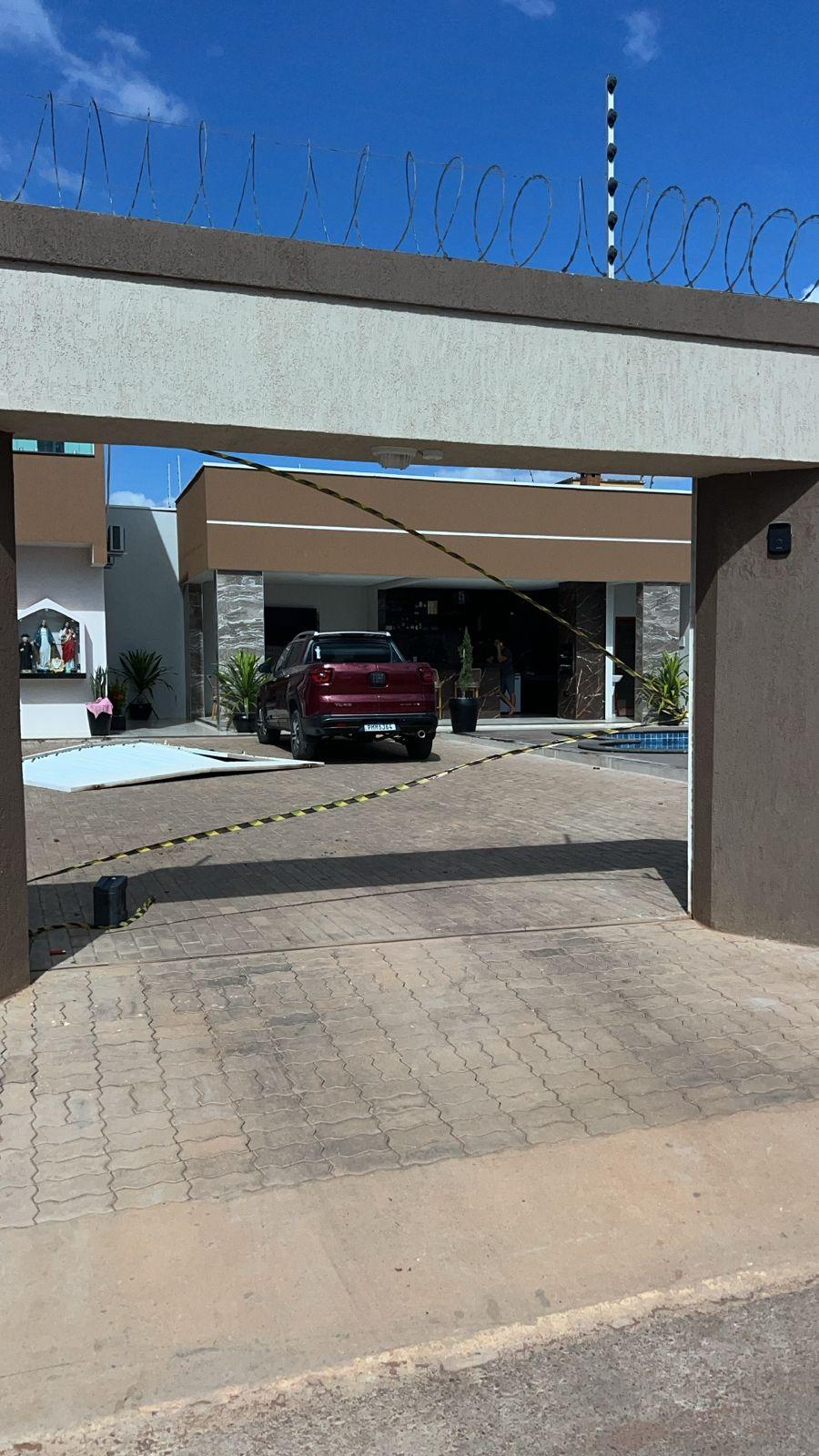 casa local do crime em juazeiro do norte. com faixa da pefoce.