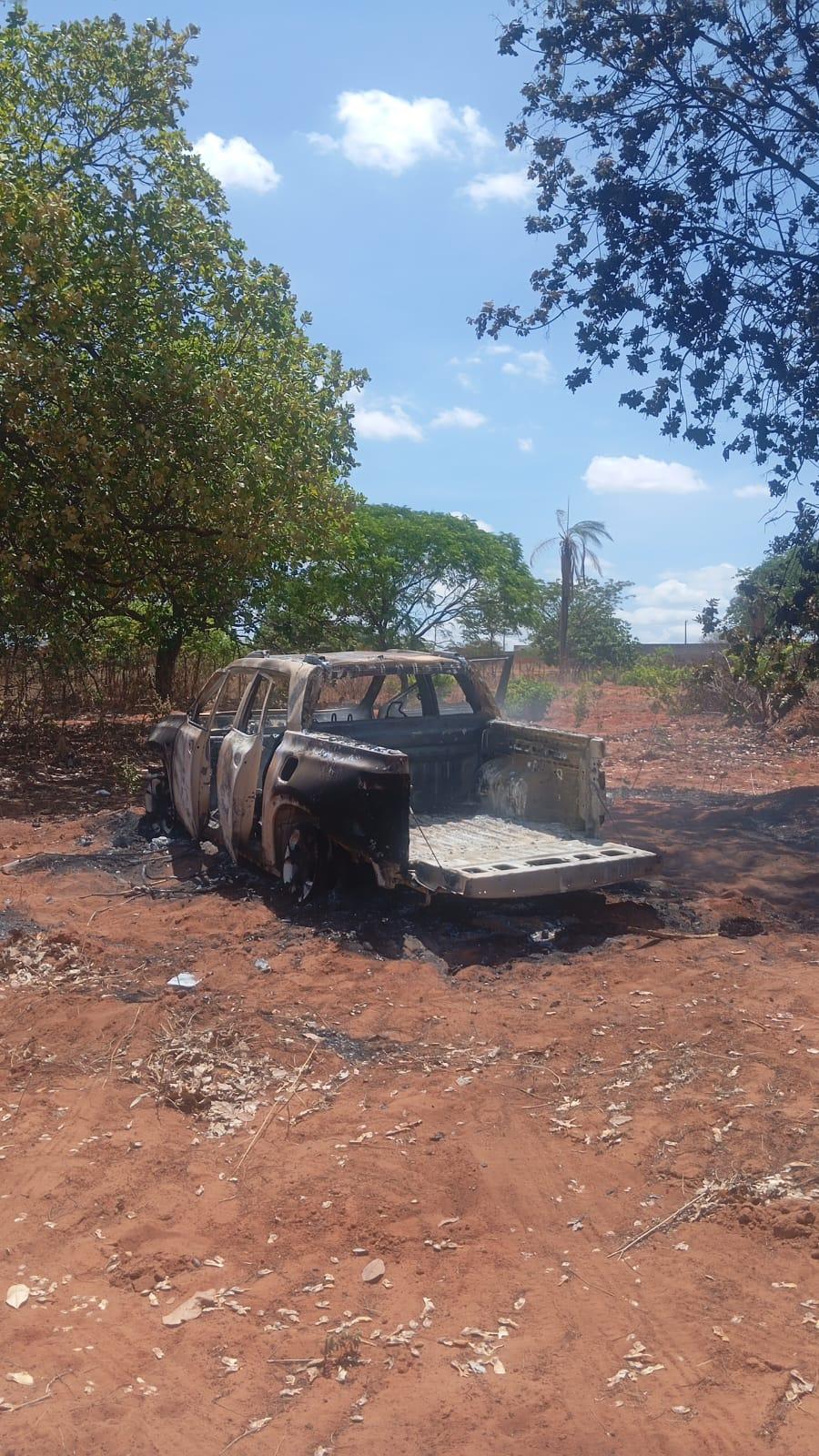 foto de um carro incendiado.