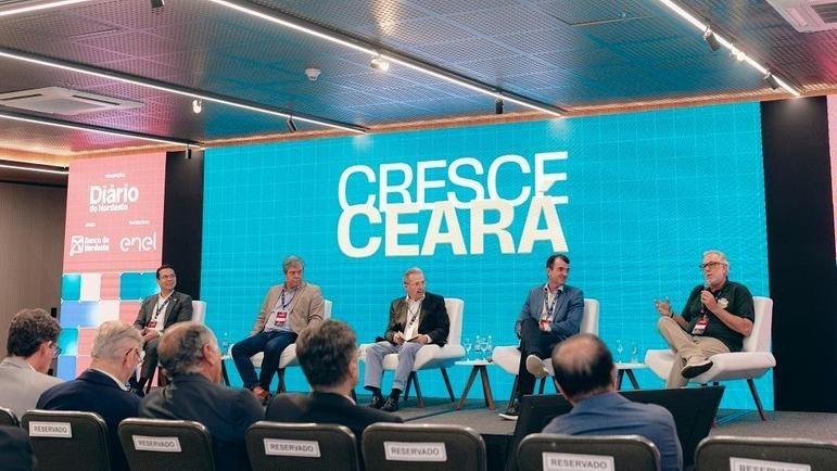 Imagem mostra palestrantes e o mediador Egídio Serpa na primeira edição do Cresce Ceará.