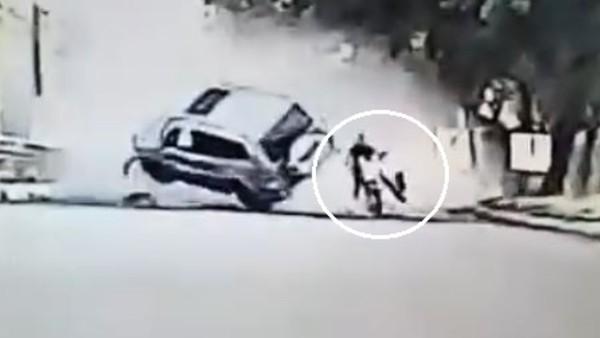 Imagem mostra carro virando.