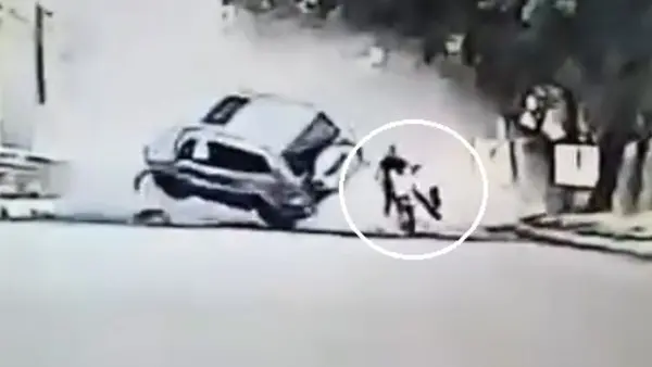 Imagem mostra carro virando.