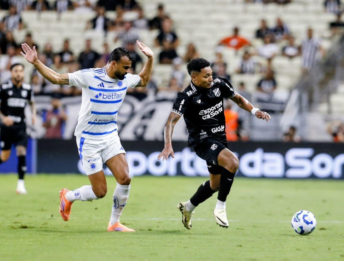Atletas de Ceará e Cruzeiro disputam bola