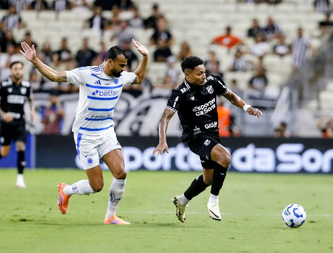 Atletas de Ceará e Cruzeiro disputam bola