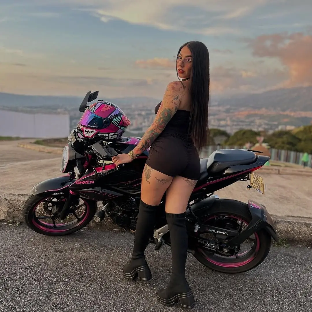 A influenciadora bateu em um carro enquanto estava de moto. 