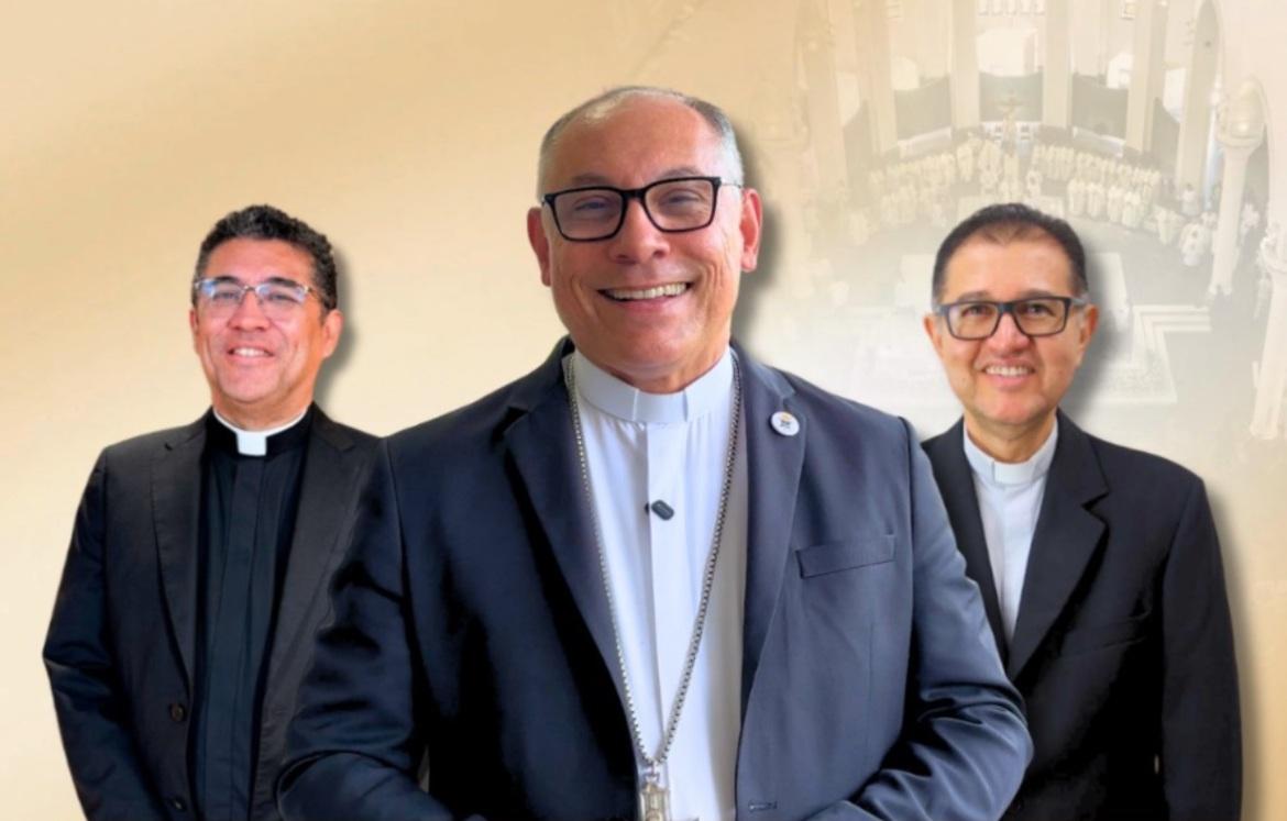 Uma montagem de três bispos em trajes clericais (camisas e batinas pretas). O Bispo Dom Gregório, de óculos e sorrindo, está em destaque no centro. Flanqueando-o, ligeiramente desfocados, estão os bispos auxiliares Dom Antônio Carlos (esquerda) e Dom Jânison de Sá (direita), sobrepostos a um fundo com a imagem desbotada de uma catedral.