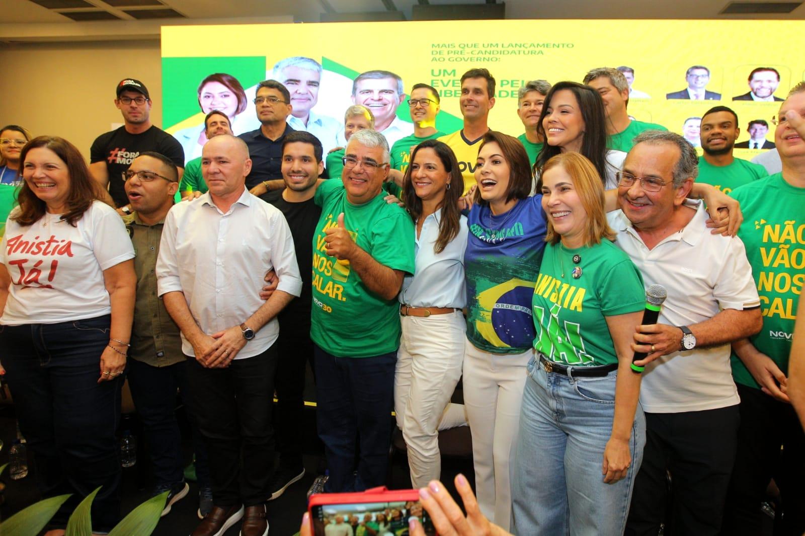 Foto do palco do Evento pela Liberdade no Ceará, com Michele Bolsonaro e Eduardo Girão ao centro e políticos da oposição. A maioria veste roupas com cores da bandeira do Brasil. Ao fundo, há um telão de LED.