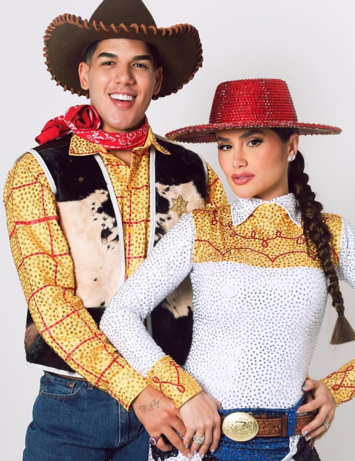 Zé Vaqueiro e Ingra Soares vestidos dos personagens Woody e Jessie de Toy Story.