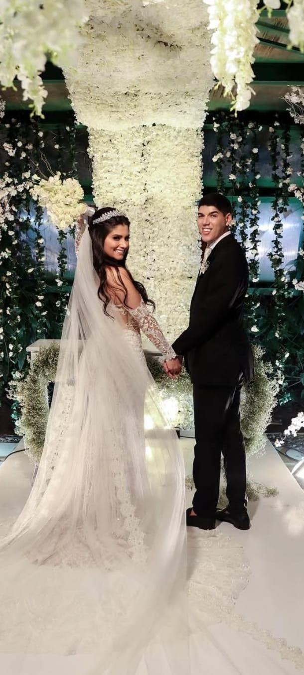 Ingra Soares e Zé Vaqueiro vestidos de noivos.