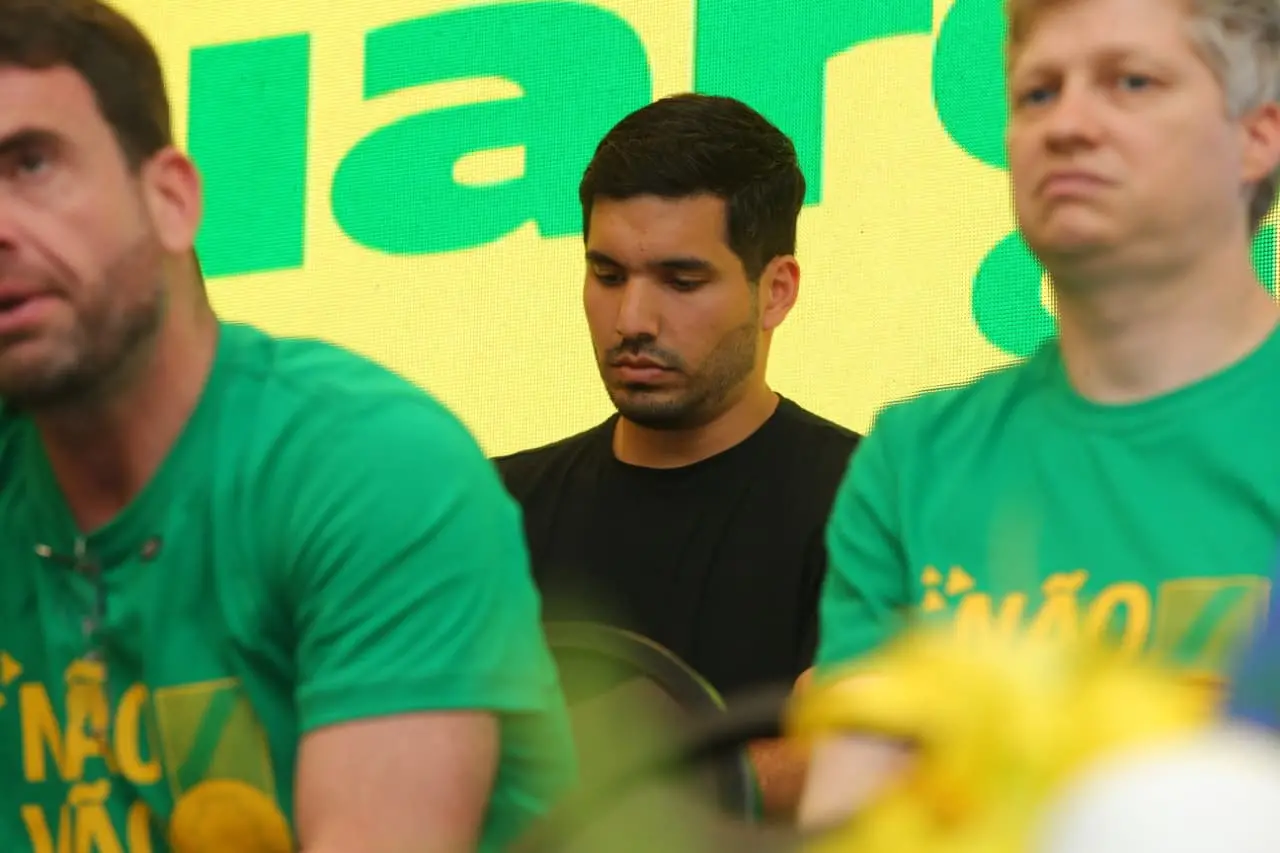 Foto que contém, de camisa preta e com a cabeça voltada para baixo, André Fernandes (PL-CE), deputado federal.