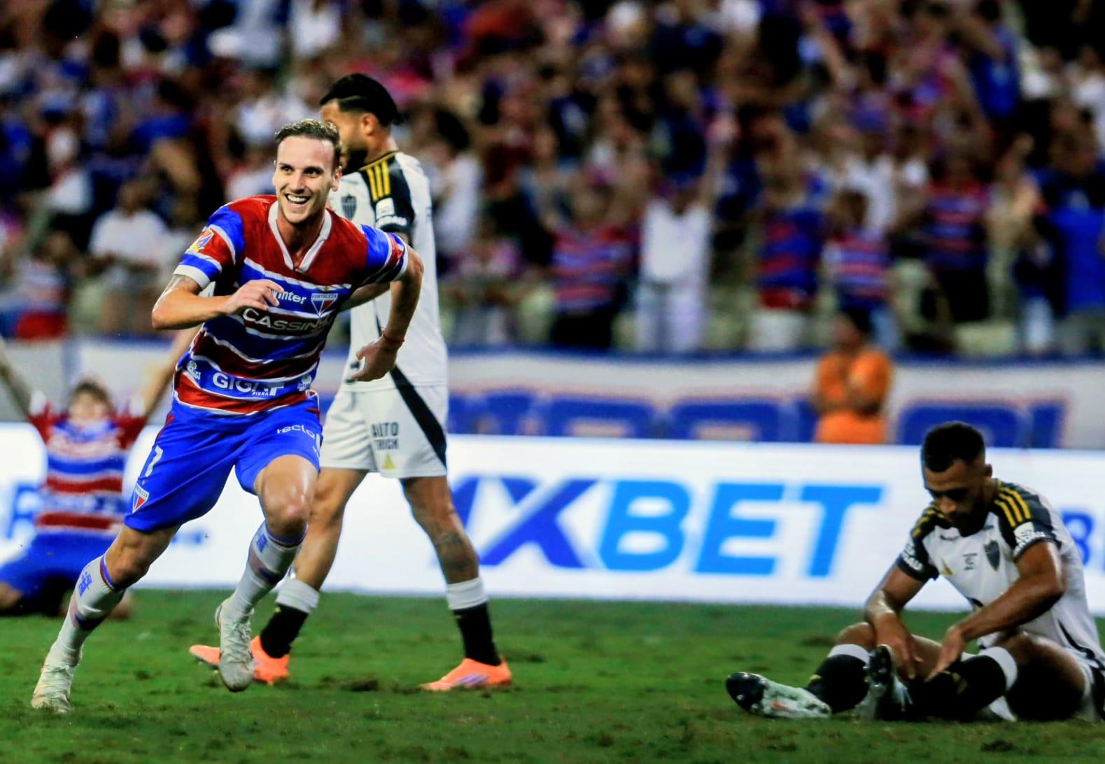 Atletas do Fortaleza comemoram gol