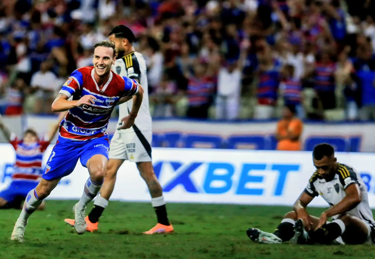 Atletas do Fortaleza comemoram gol