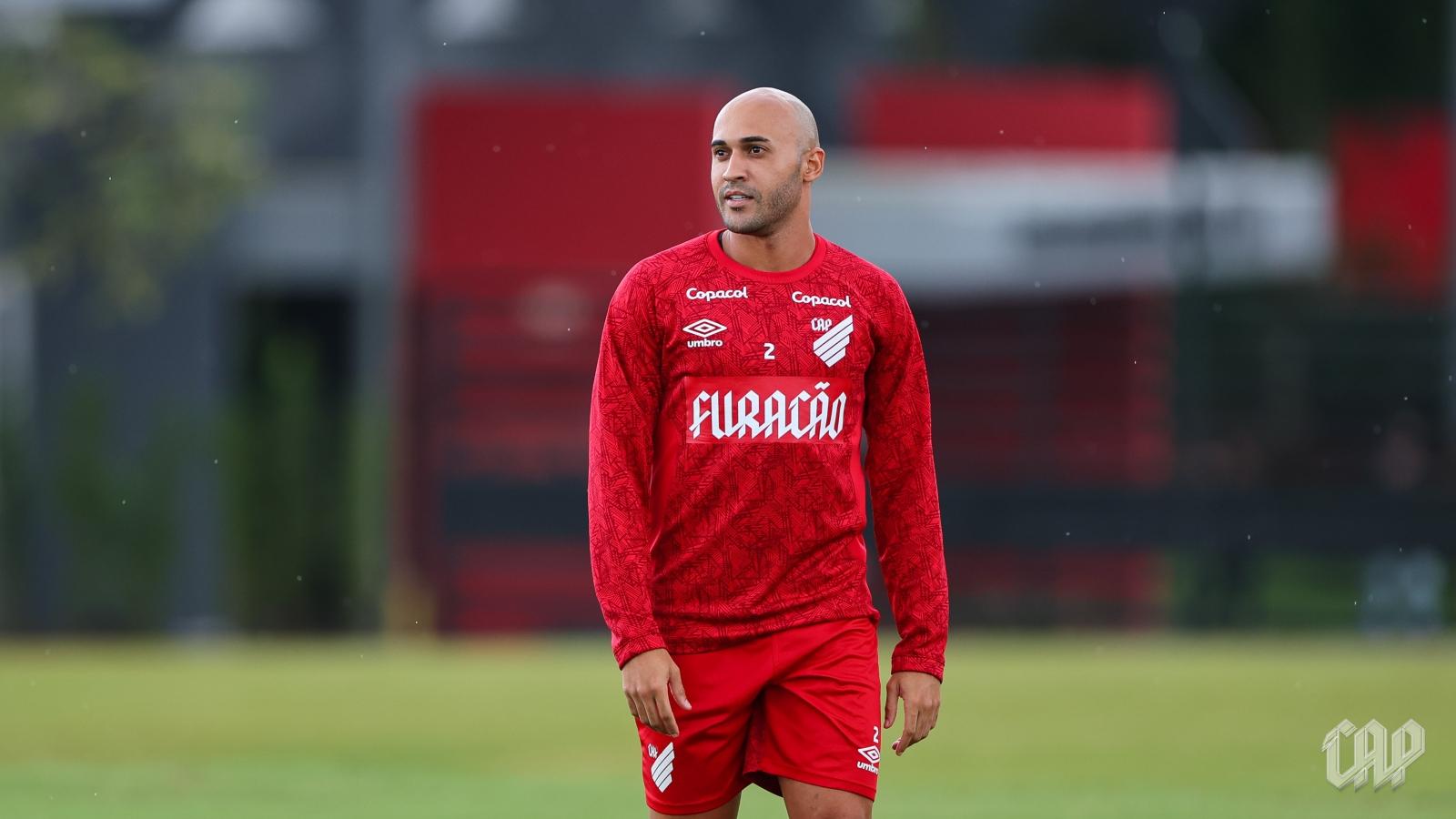 Dudu em ação pelo Athletico-PR