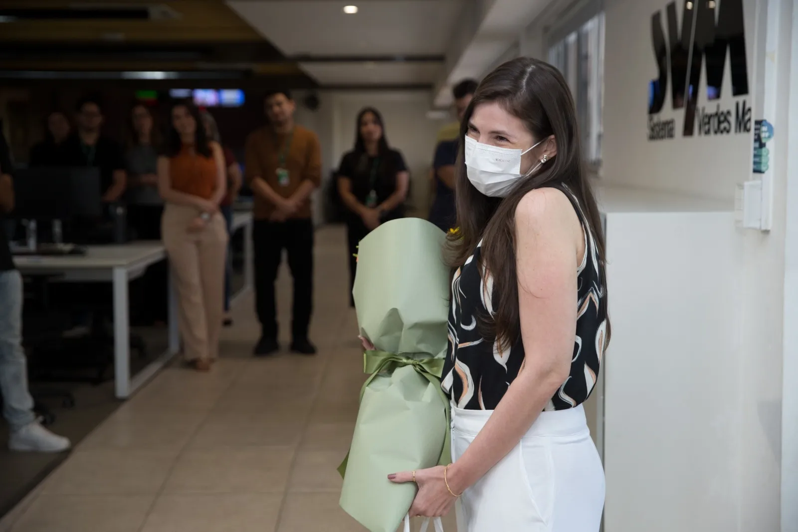Marina retorna com o posto de produtora da TV Verdes Mares, e foi recebida com flores.