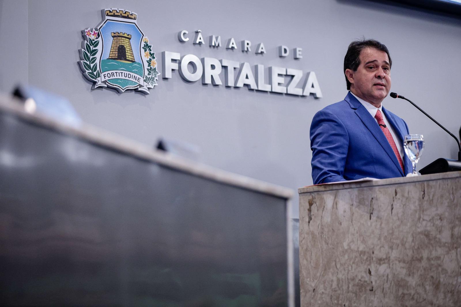Foto do prefeito de Fortaleza, Evandro Leitão, na Câmara Municipal.