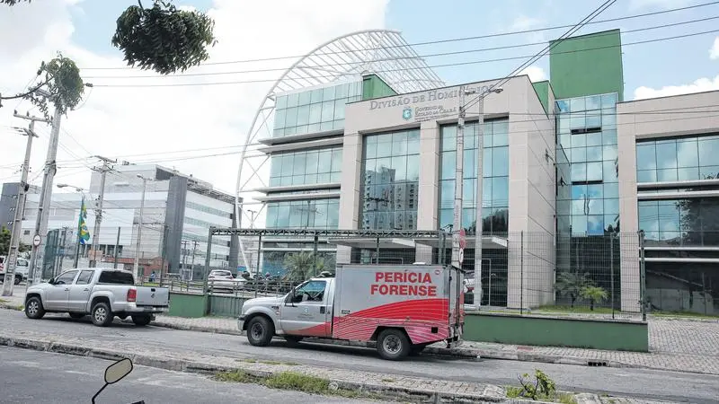 fachada da dhpp com viatura da pefoce em frente.