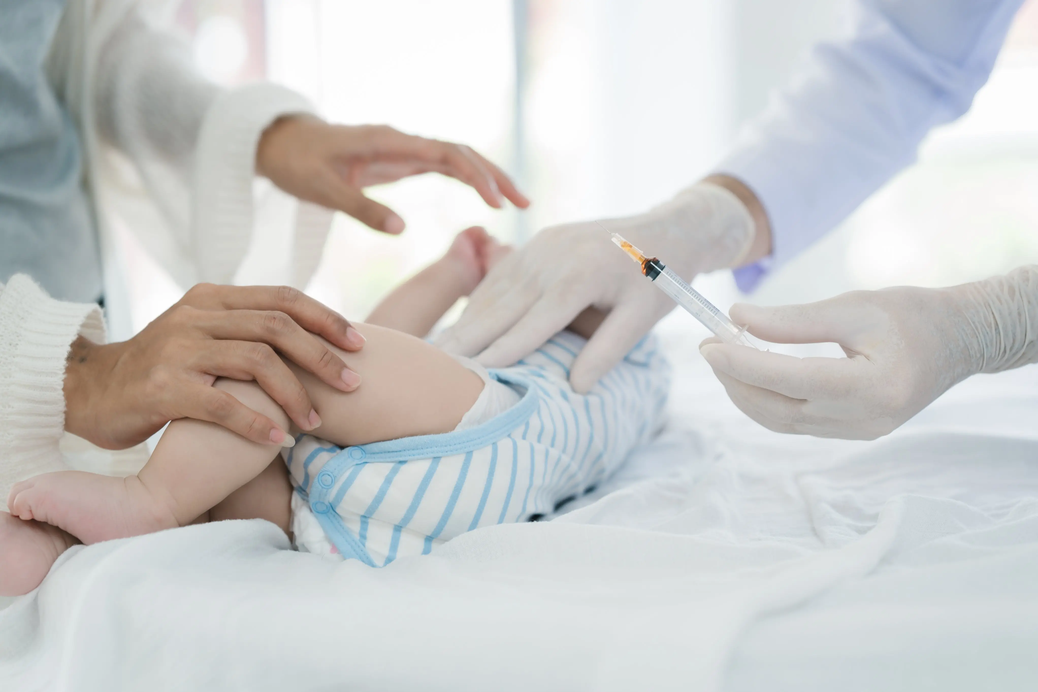 Imagem de uma criança sendo vacinada para matéria sobre meningite.