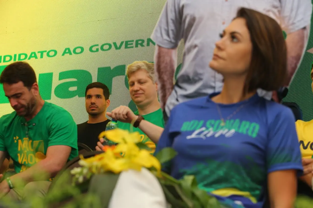 André Fernandes e Michelle Bolsonaro durante lançamento de pré-candidatura de Eduardo Girão ao Governo do Ceará.