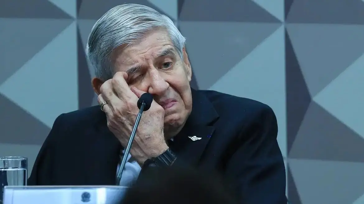 Moraes determina que a PF realize laudo médico para comprovar o Alzheimer alegado pelo General Heleno, que aparece abatido na imagem.