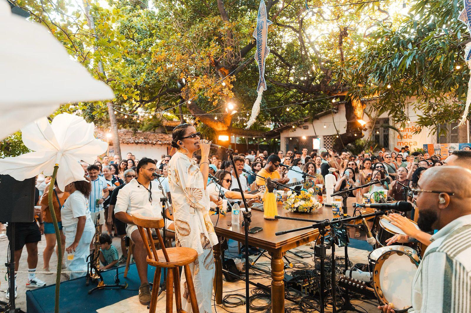 Gabi Nunes comanda roda de samba na última edição do 'Gabi no Quintal'.