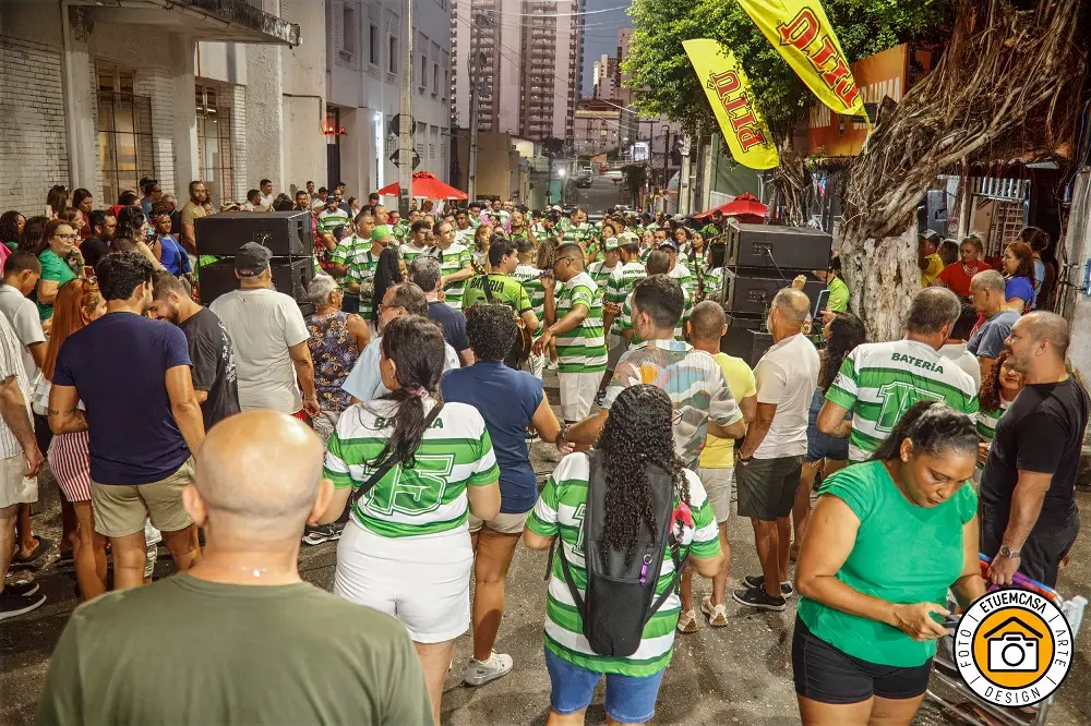 Bloco Camaleões do Vila se apresenta na Mocinha.
