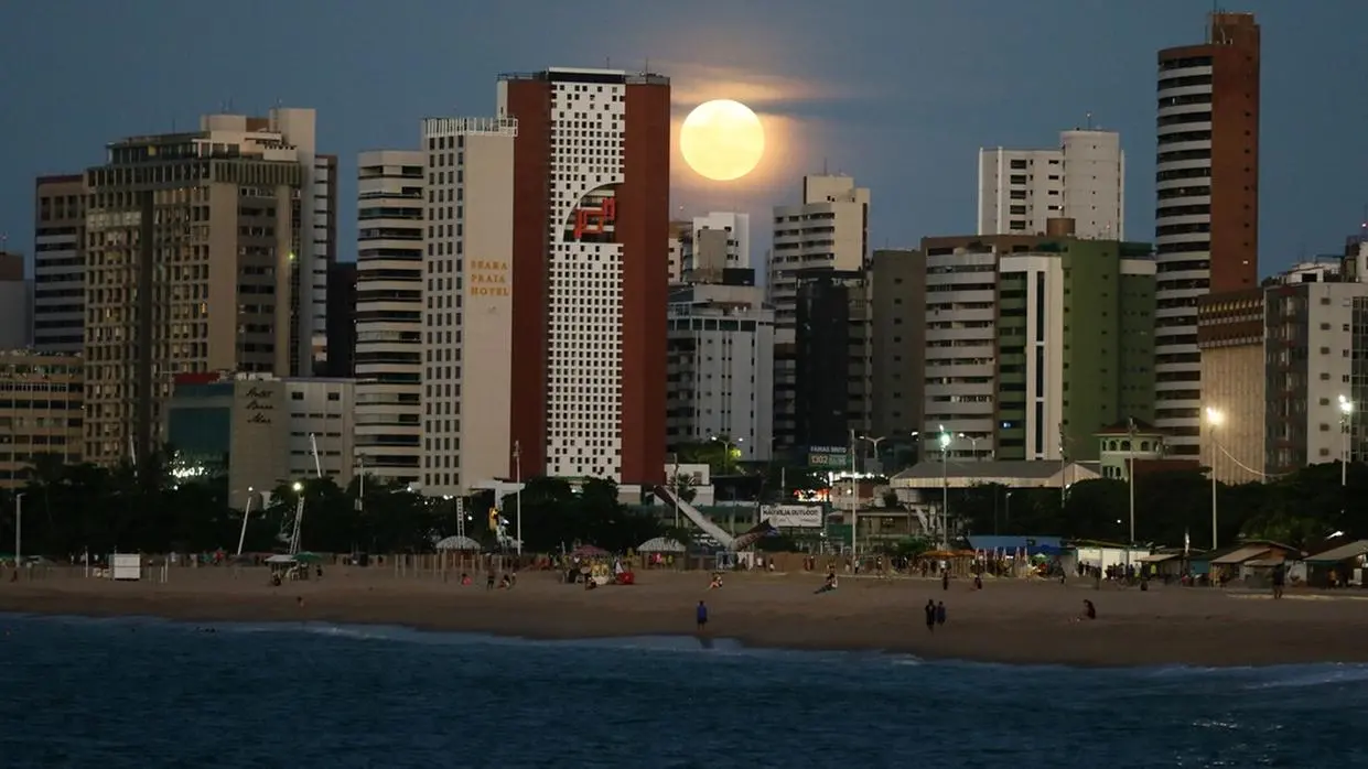 foto de superlua e prédios à noite na orla de Fortaleza.