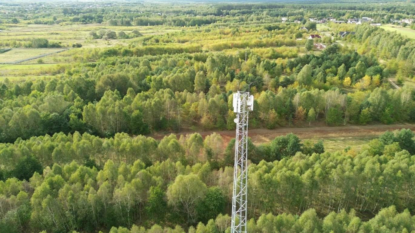 Foto que contém antena de telecomunicações em uma área rural.