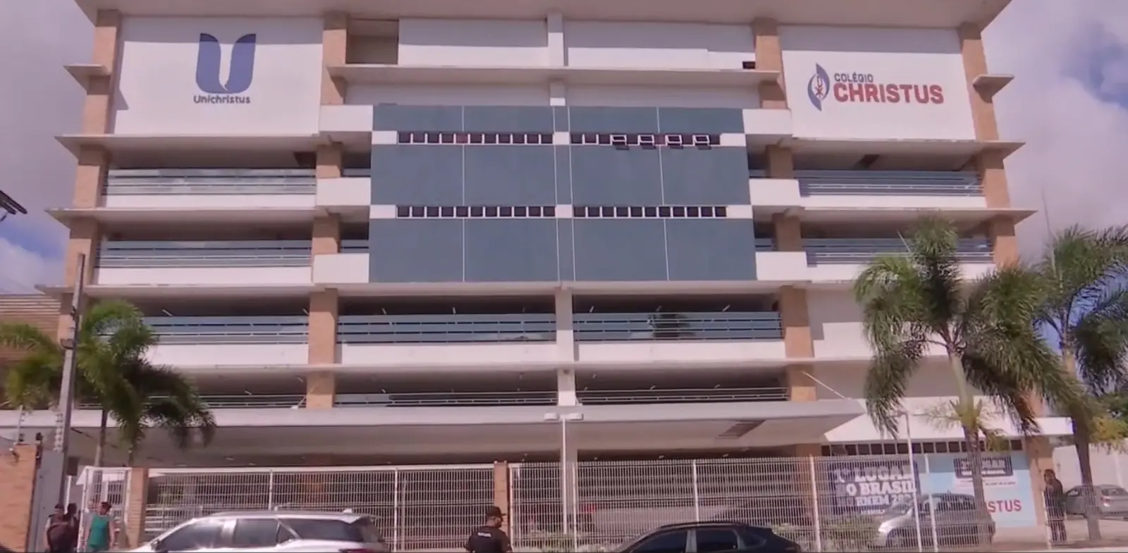 Fachada da escola Christus, em Fortaleza, horas depois de aluno e professores ficarem feridos.