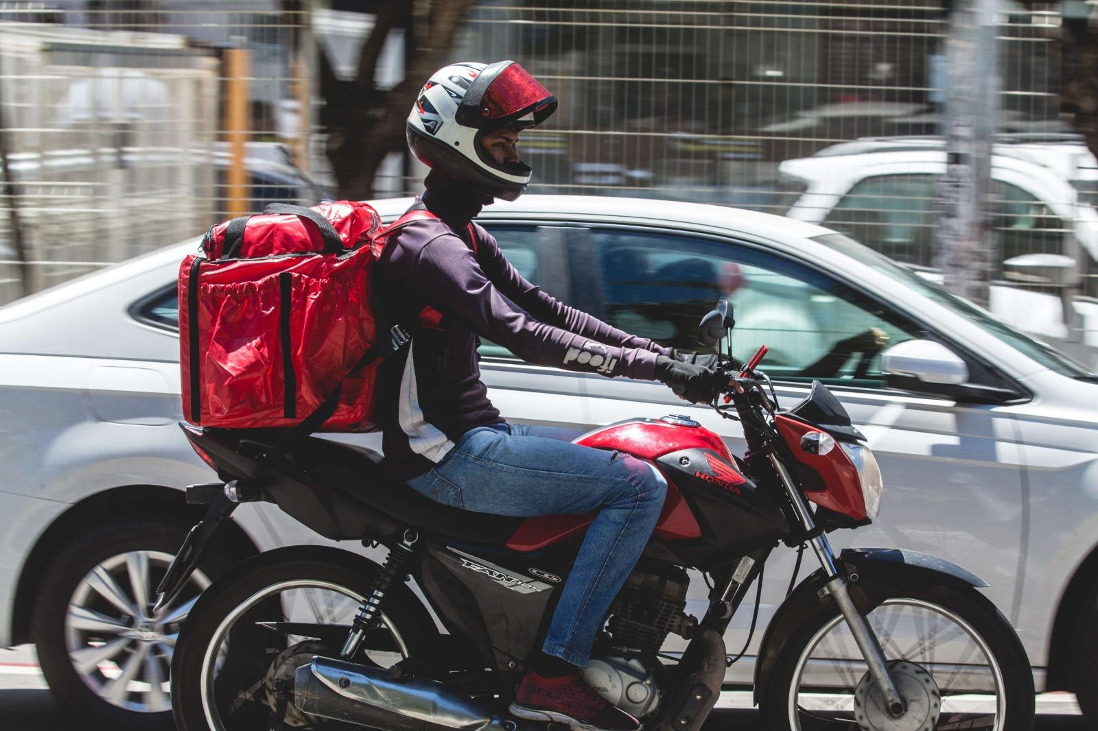 Foto de entregador do Ifood em Fortaleza.