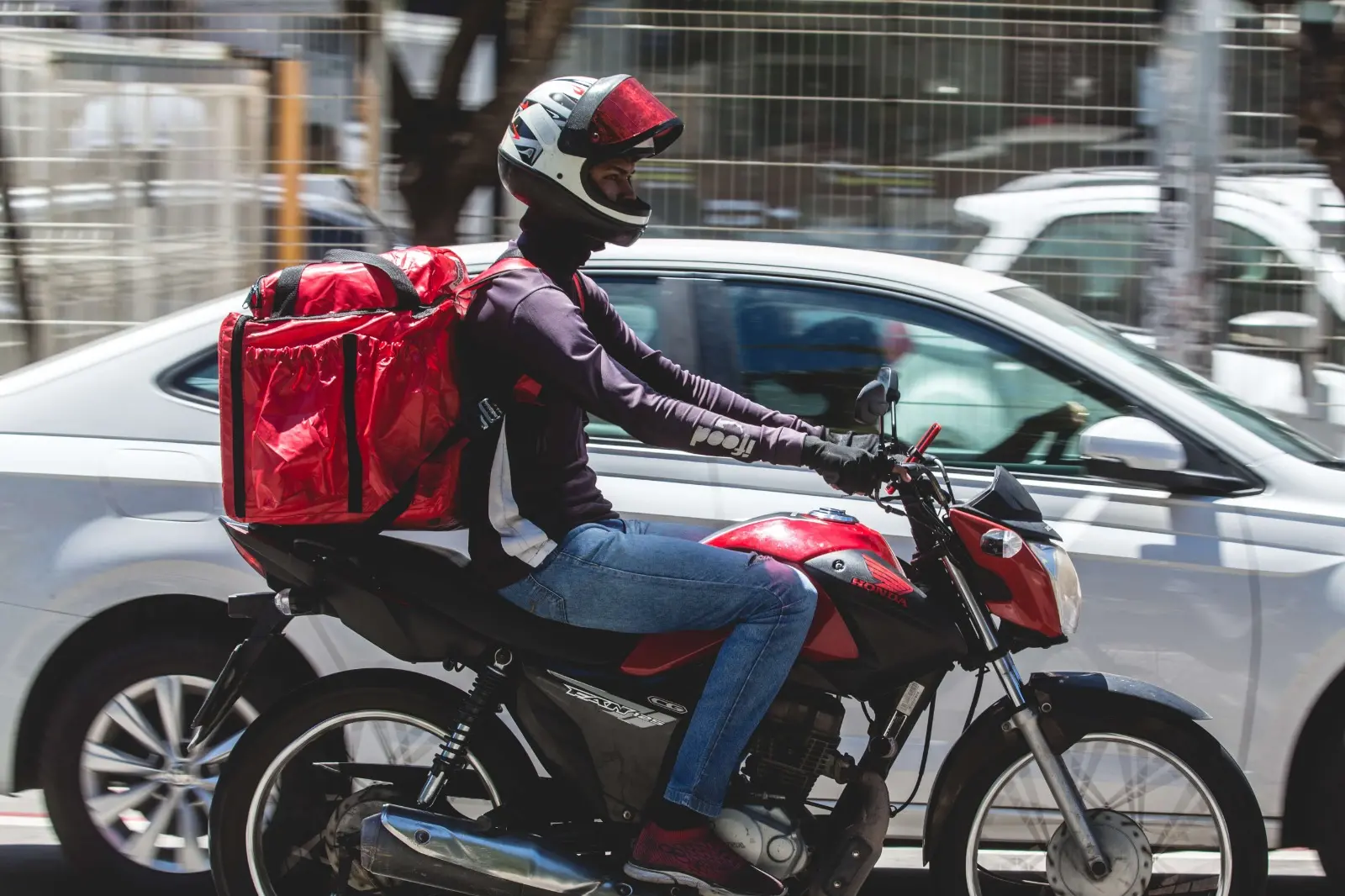 Foto de entregador do Ifood em Fortaleza.
