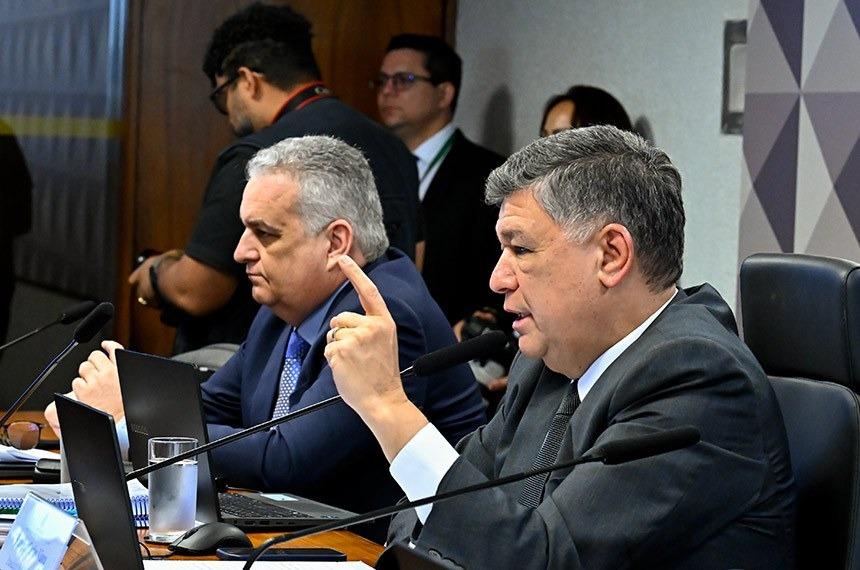 Senador Carlos Viana durante a CPMI.