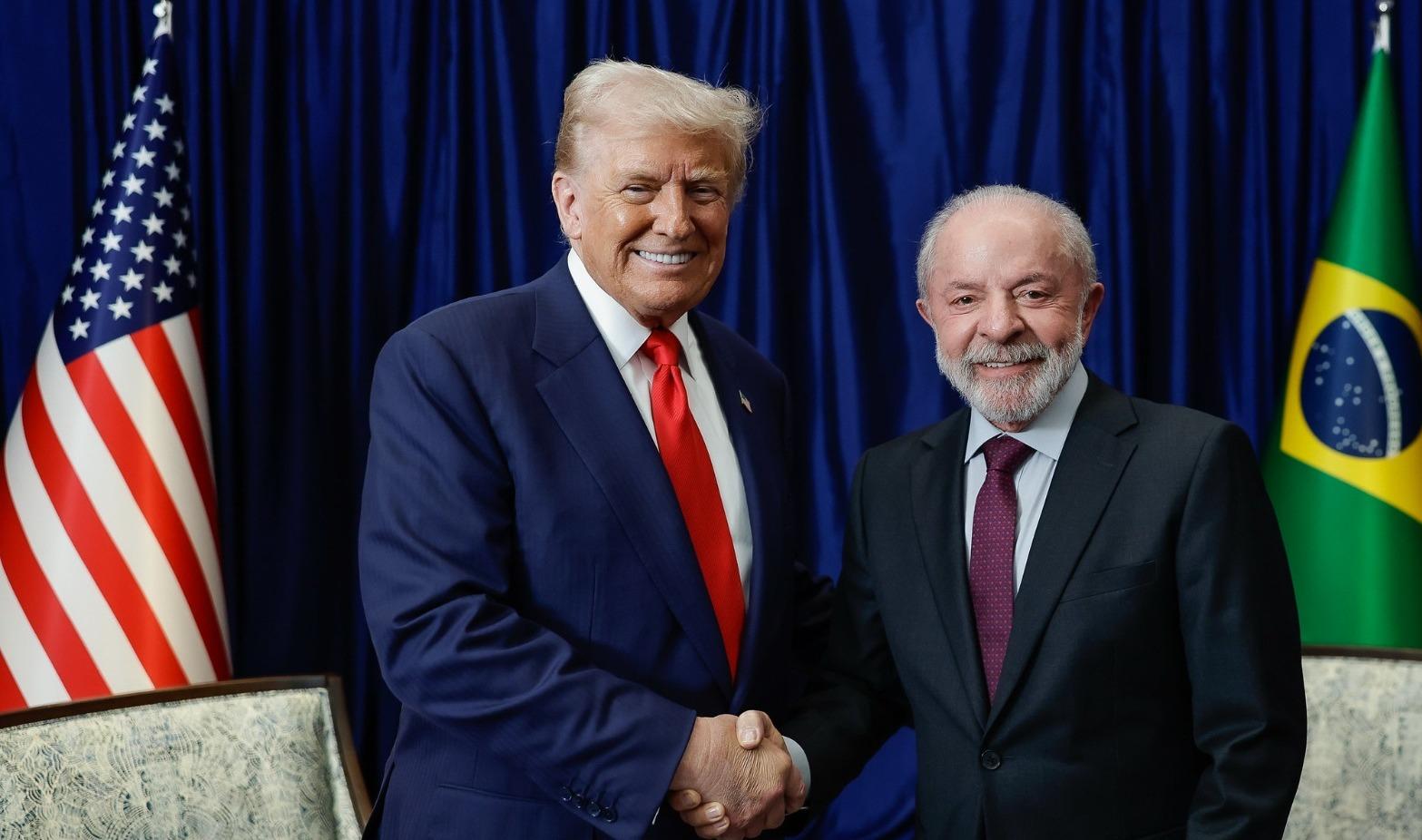Trump e Lula apertam as mãos durante encontro. Imagem usada em matéria sobre a ligação feita entre os dois líderes.