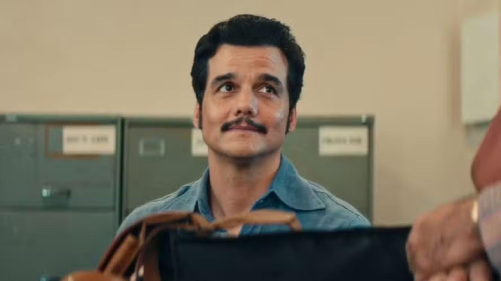 Cena do filme O Agente Secreto, com Wagner Moura vestindo camisa azul e com bigode.