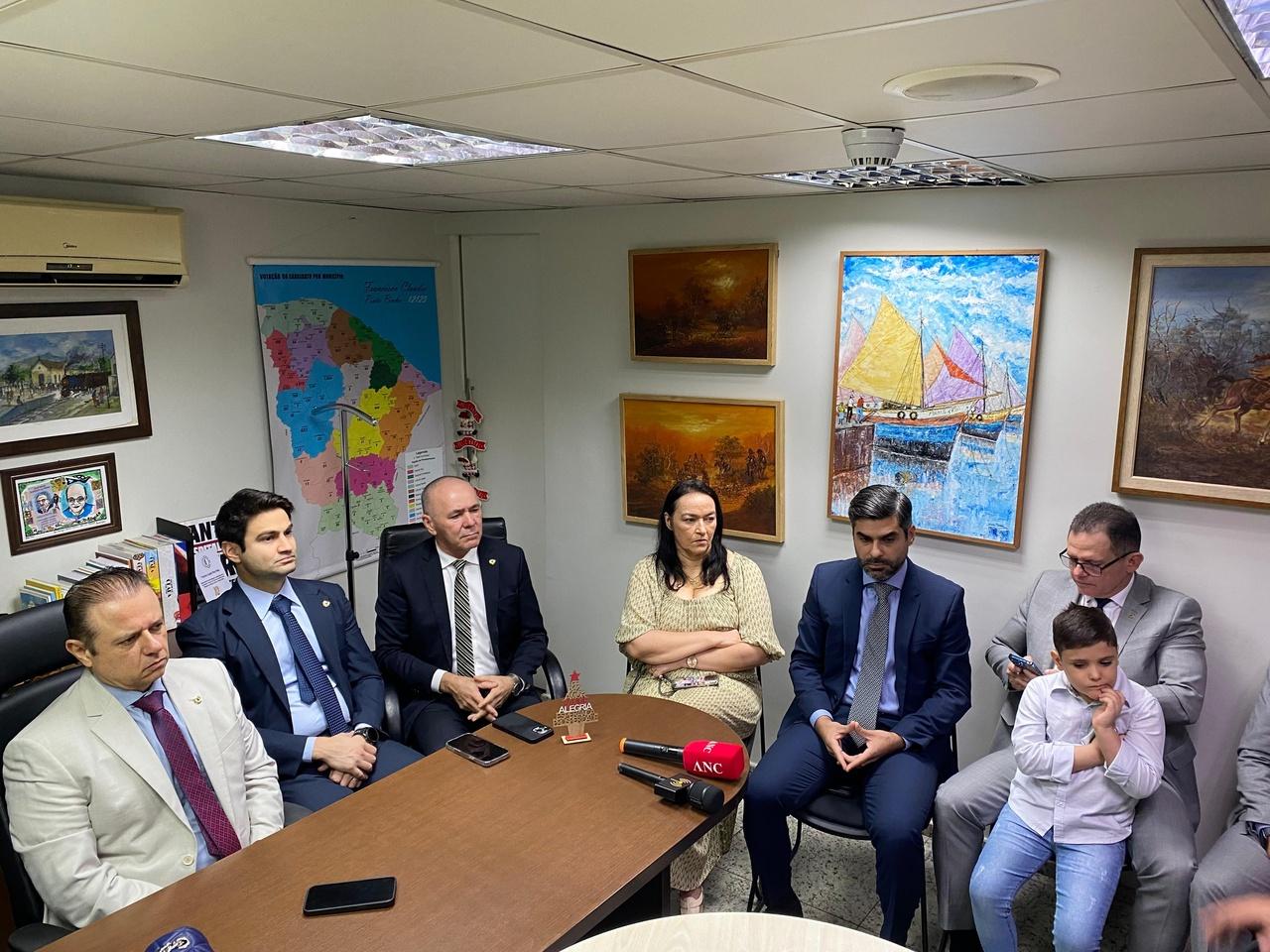 Foto mostra deputados durante o Café da Oposição nesta terça-feira (2).