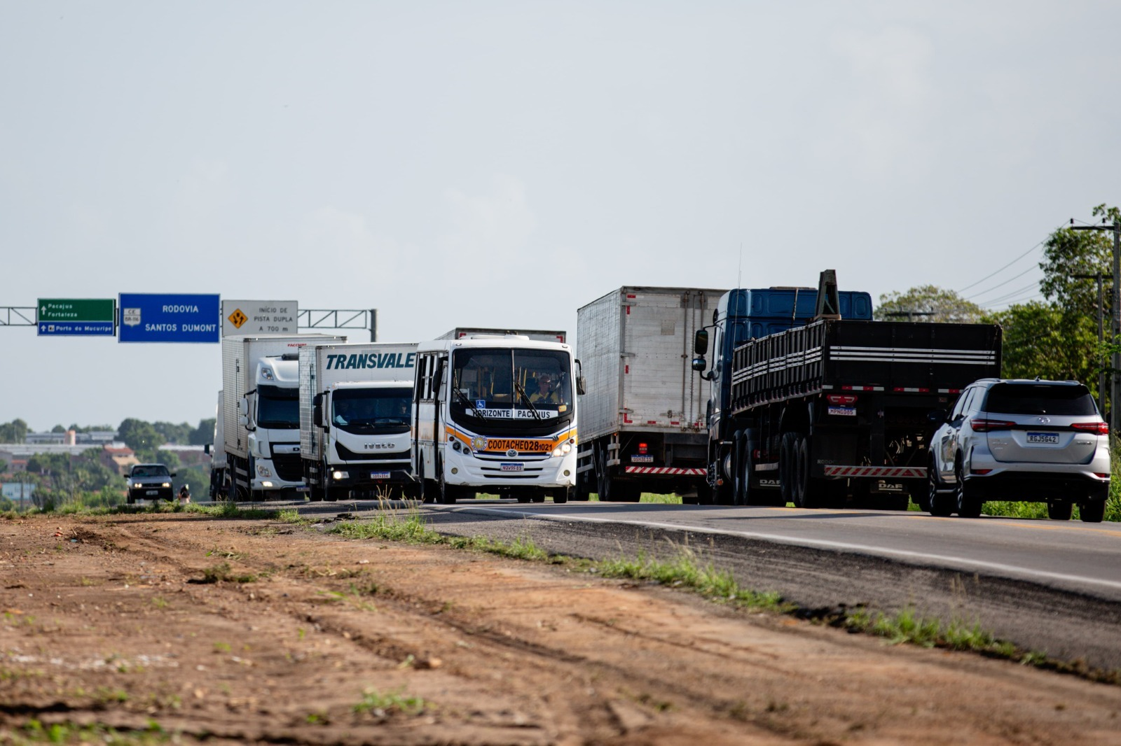 Foto que contém fluxo de veículos em trecho do Ceará da BR-116.