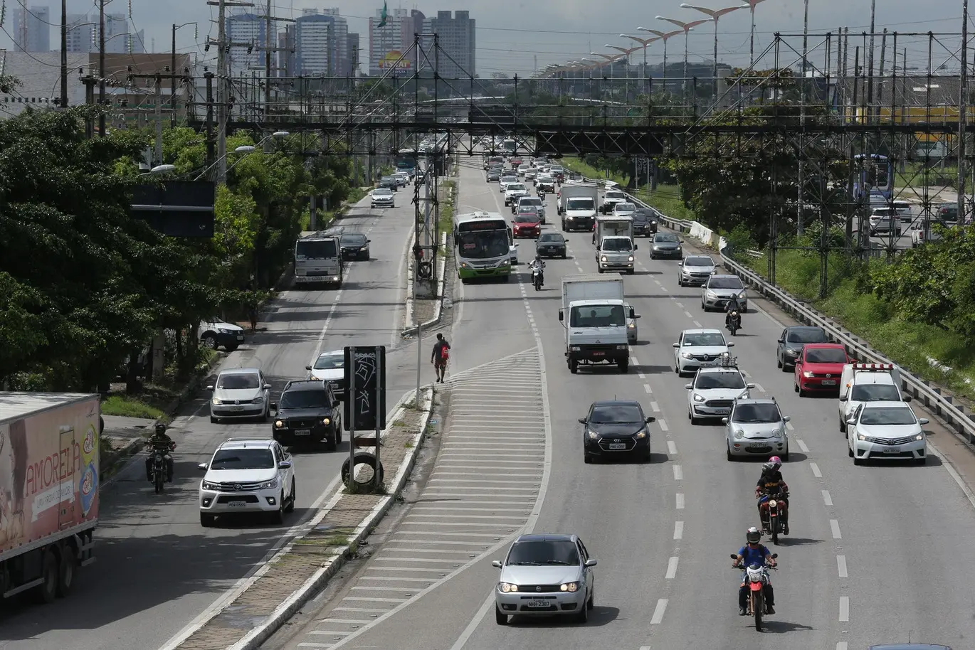 Foto que contém fluxo intenso de veículos em trecho da BR-116 em Fortaleza.