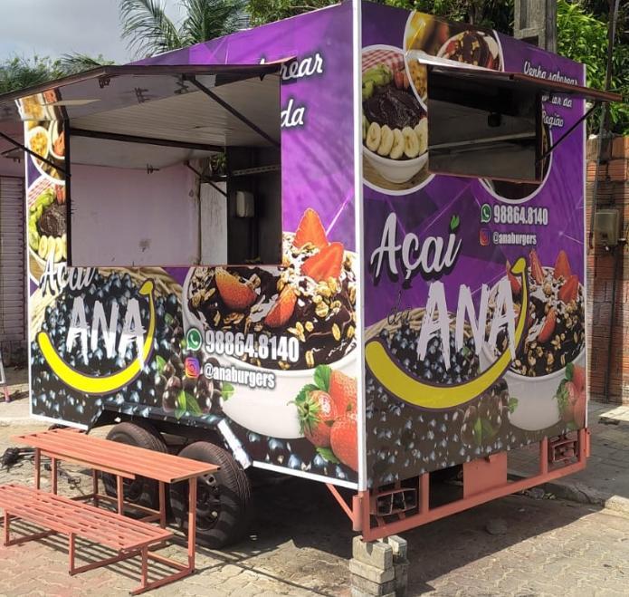 A imagem mostra um food truck na praça Almirante Saldanha.