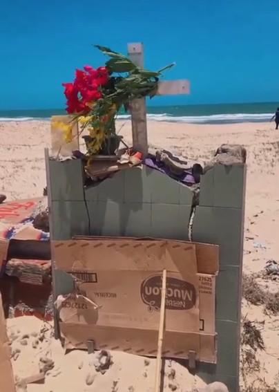 Cruz feita por moradores no local onde Maria Adélia faleceu, segundo moradores.