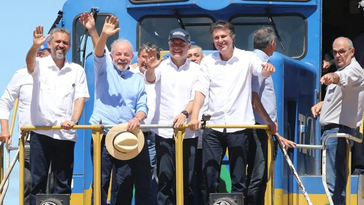 Lula a o lado de outros políticos, entre eles Elmano e Camilo. Eles estão em um vagão da transnordestina e acenam para o fotógrafo