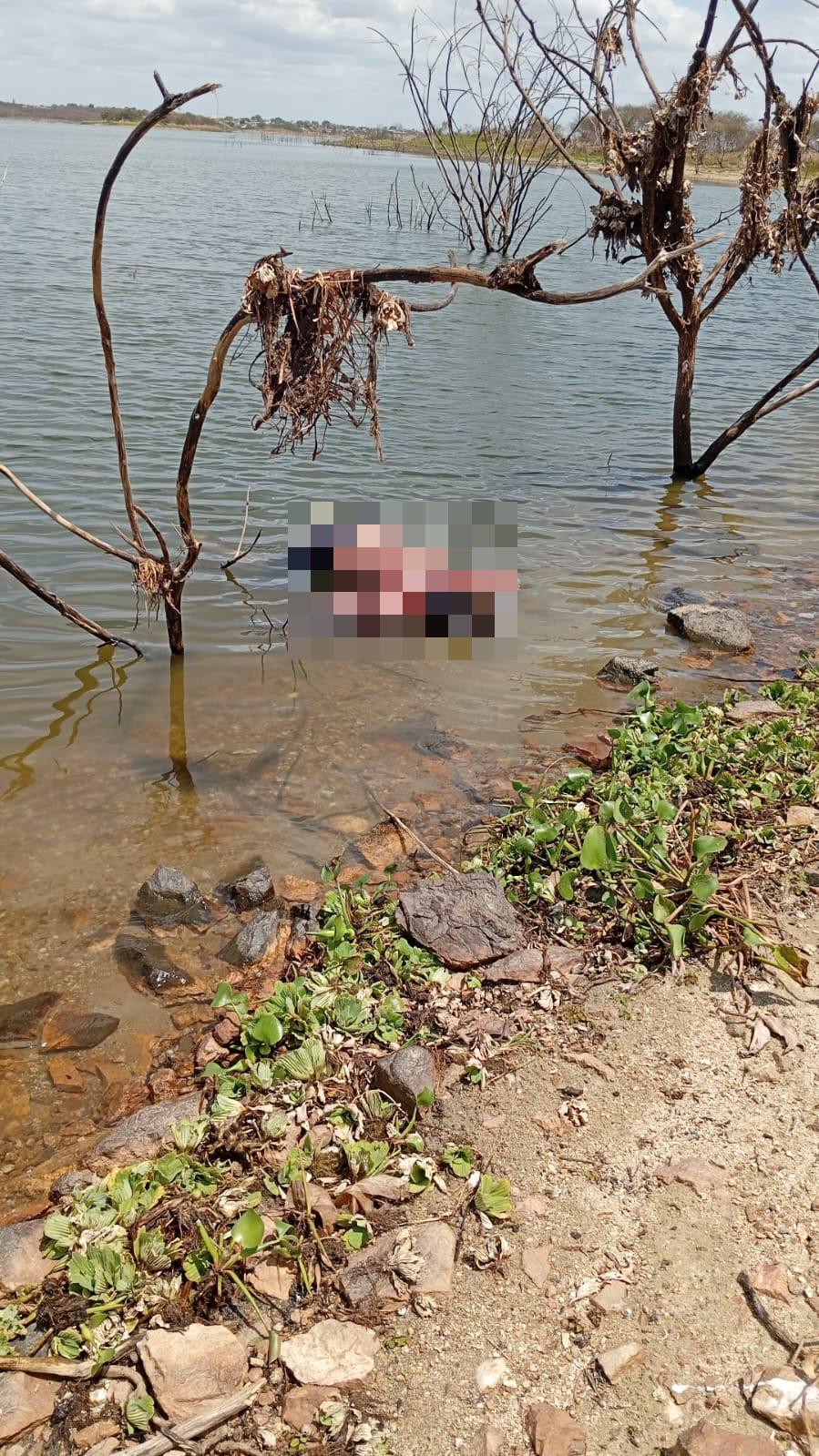 Foto pixelada que mostra corpo de homem flutuando em margem de açude no Ceará.