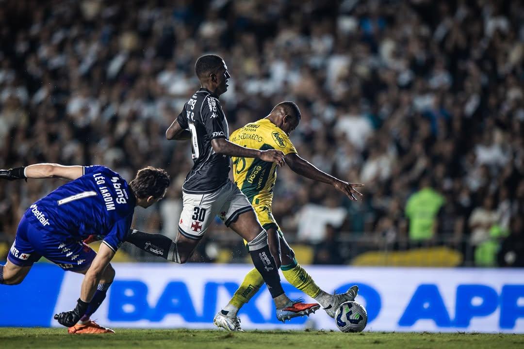 Foto de jogadores do Vasco, que perdeu para Mirassol em São Januário