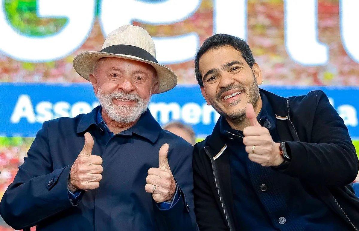 Imagem mostra presidente Lula ao lado do advogado-geral da União, Jorge Messias, ambos fazendo sinal de legal com o dedão.