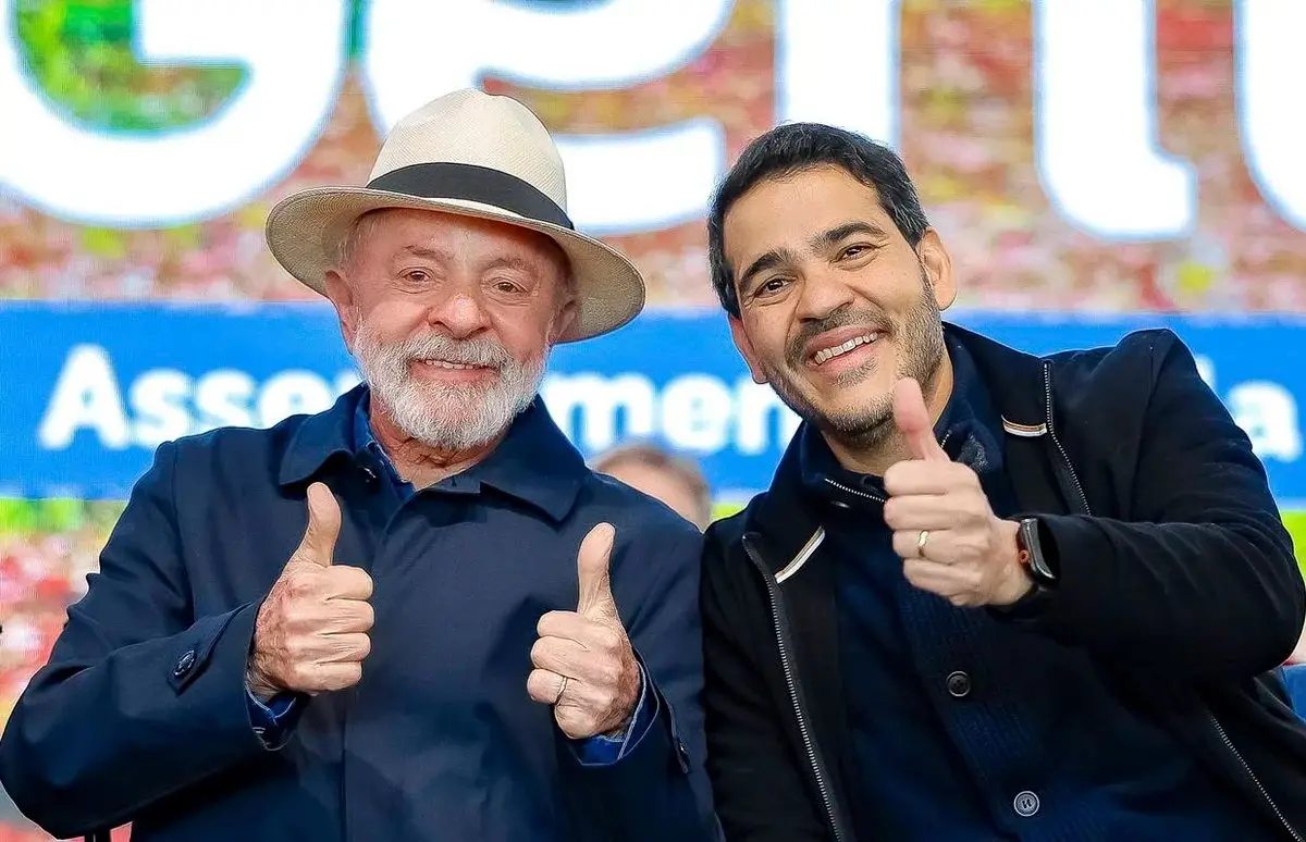 Imagem mostra presidente Lula ao lado do advogado-geral da União, Jorge Messias, ambos fazendo sinal de legal com o dedão.