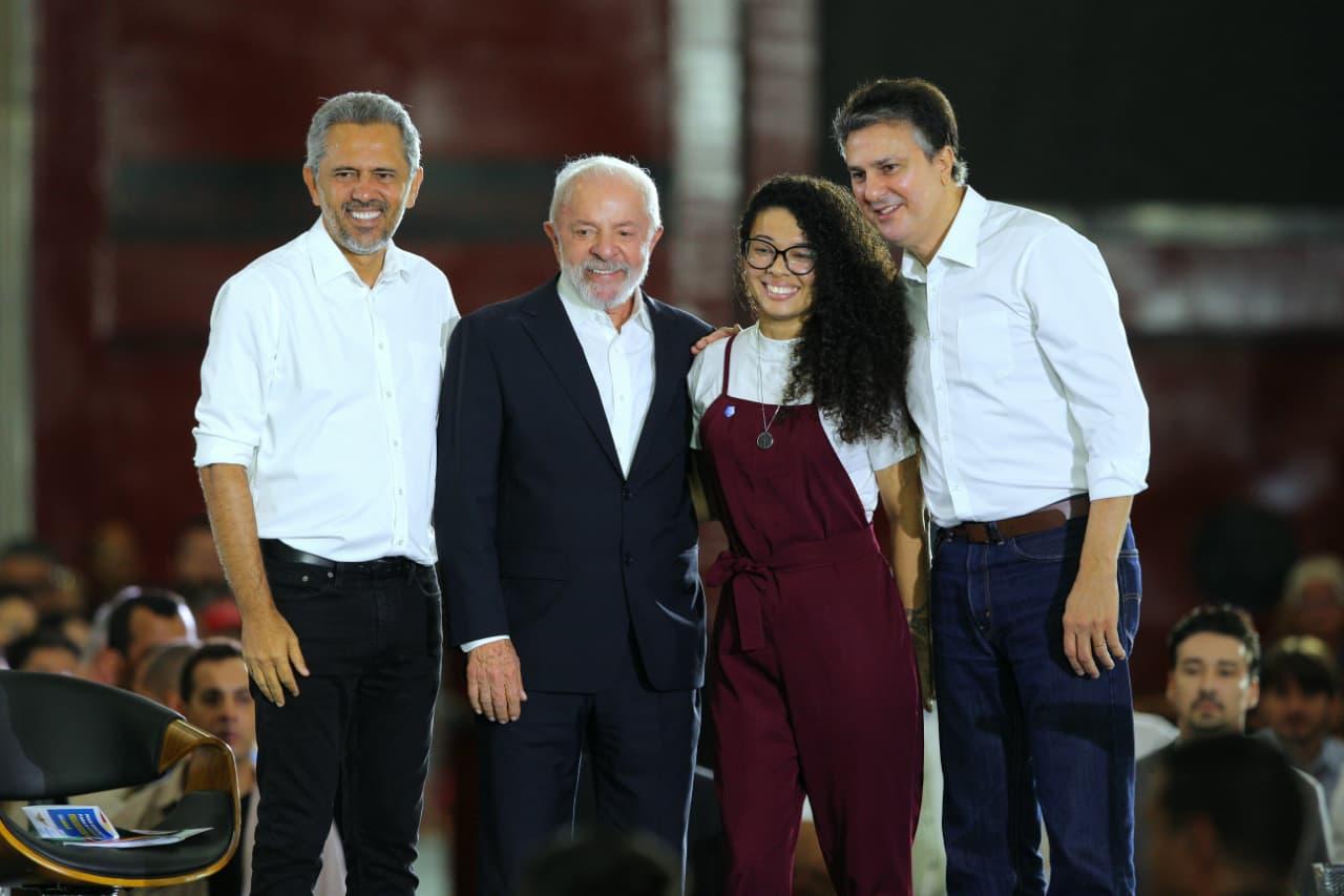 Elmano de Freitas, Lula, Jéssyka, que é professora negra cearense, e Camilo Santana em evento no Ceará.
