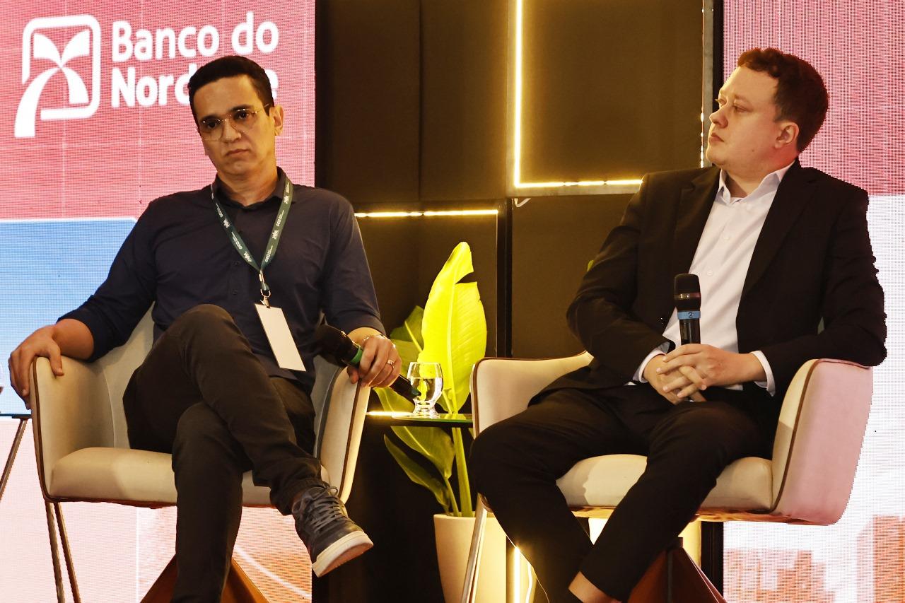 Na imagem, Paulo Henrique, da Vonixx, e Victor Ximenes, colunista do Diário do Nordeste.